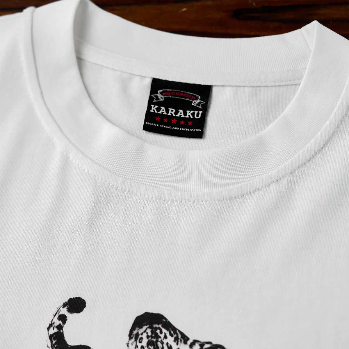 Karaku×川又聡「雪豹・足元に飛び散る墨」プリント＆刺繡入りコットンTee - Image 6