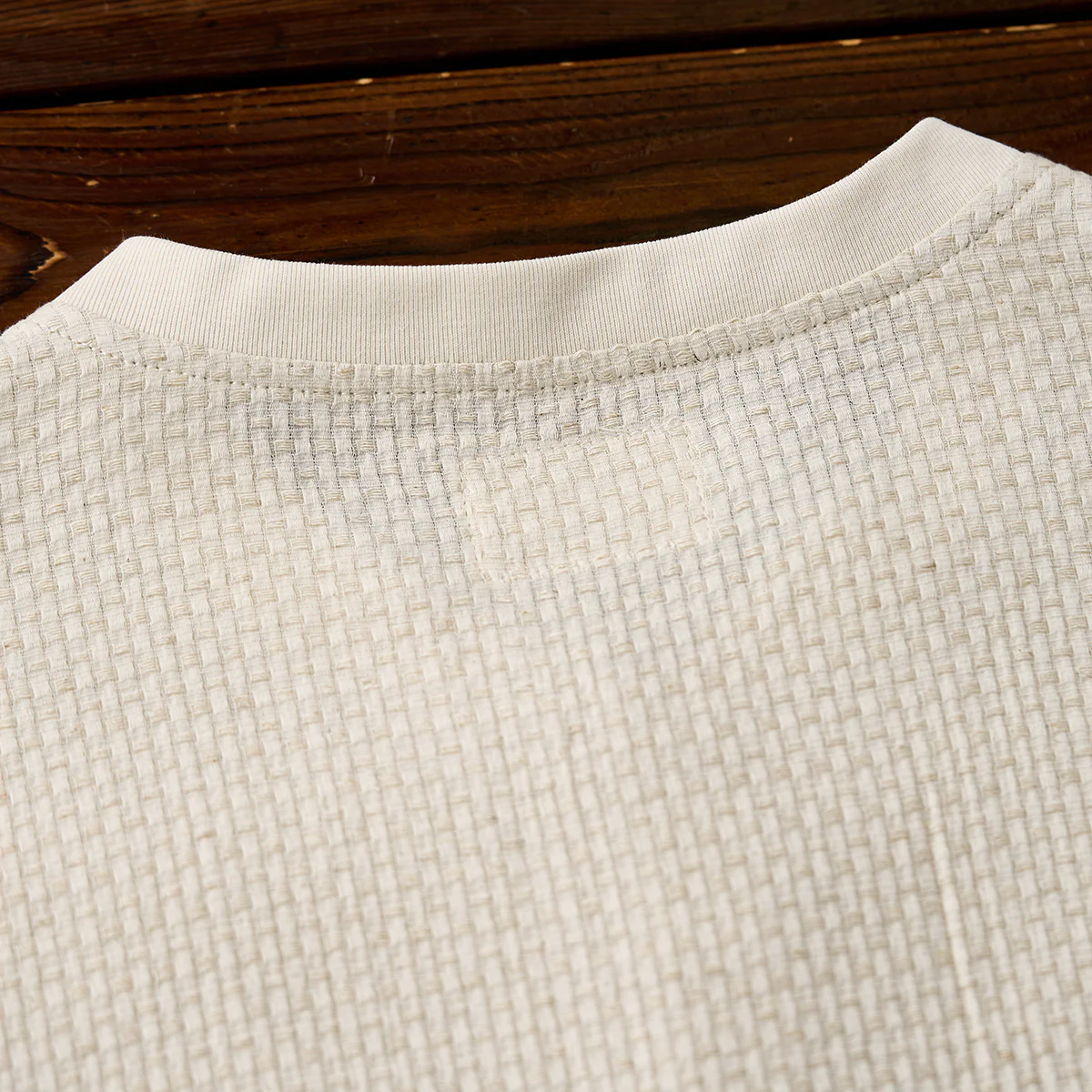【予約】リネン混紡織り込むテクスチャー　レッドボタン付きヘンリーネックTシャツ - Image 13