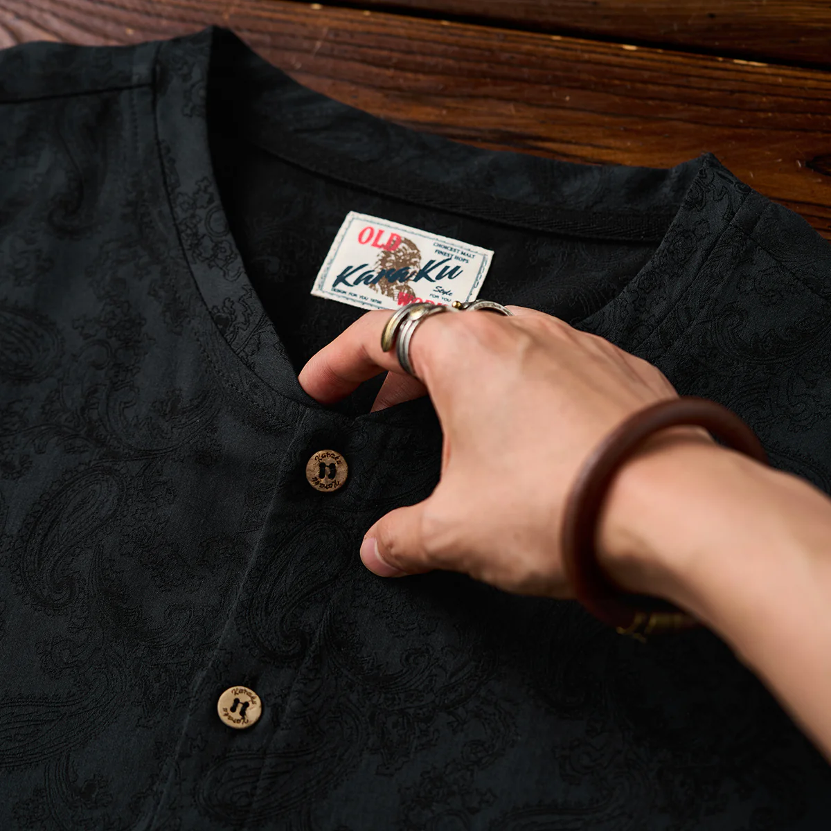【予約】ウール混　ペイズリー柄ジャカード織りヘンリーネックTシャツ - Image 9