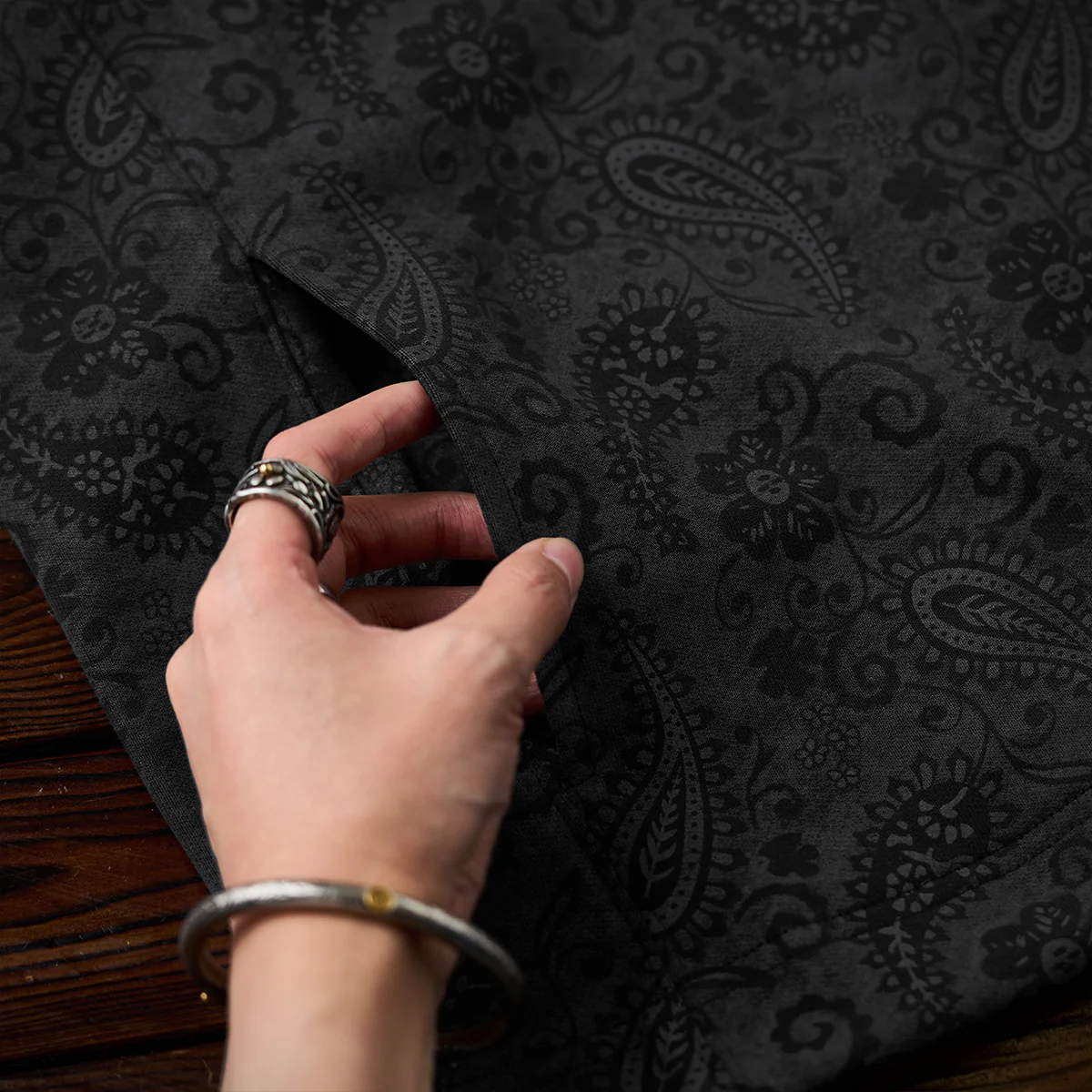 「KaraKu」刺繡ロゴ　ペイズリー総柄コットンフーディー - Image 12