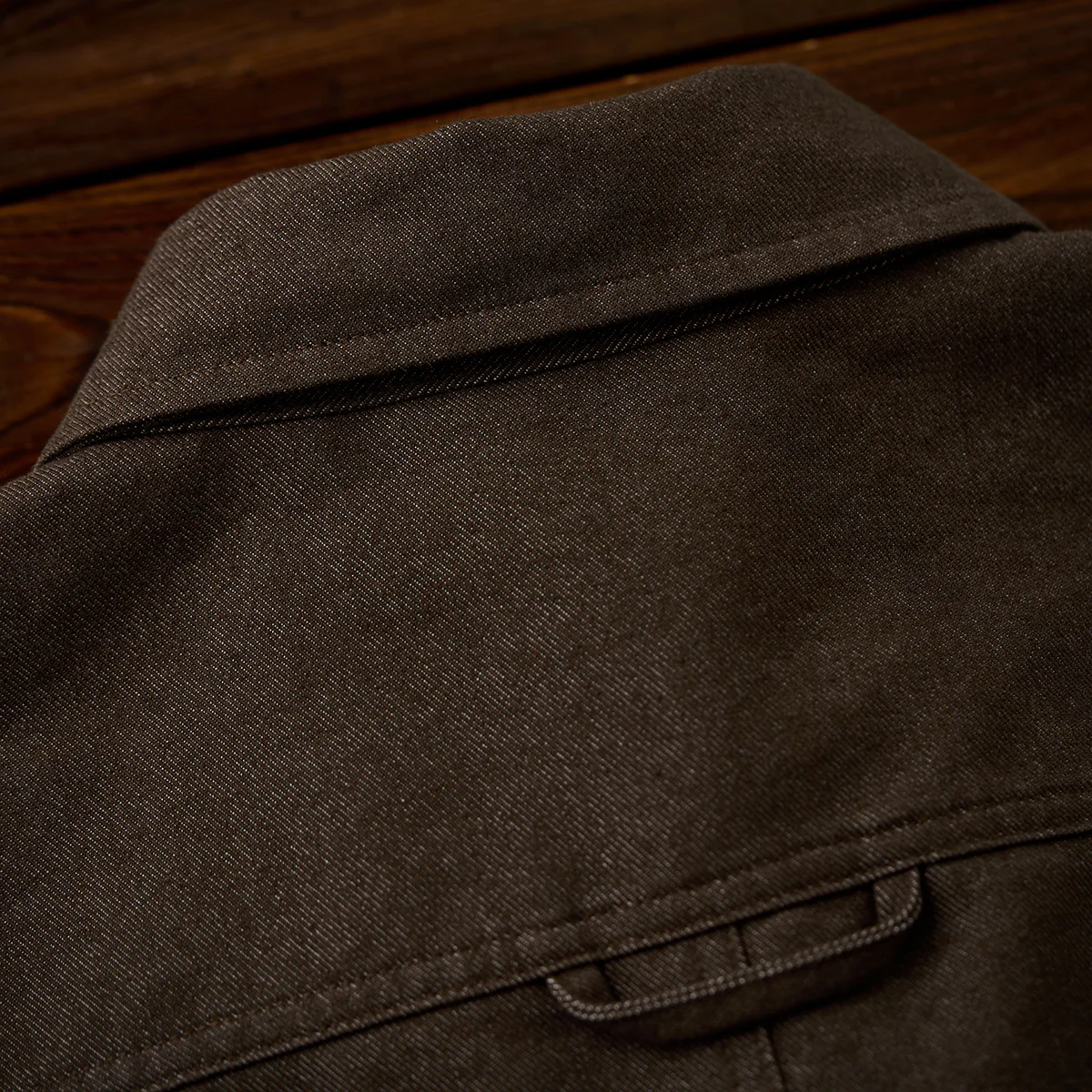 「Karaku」ロゴ刺繡入り 裏ペイズリー柄デニム長袖シャツ - Image 10
