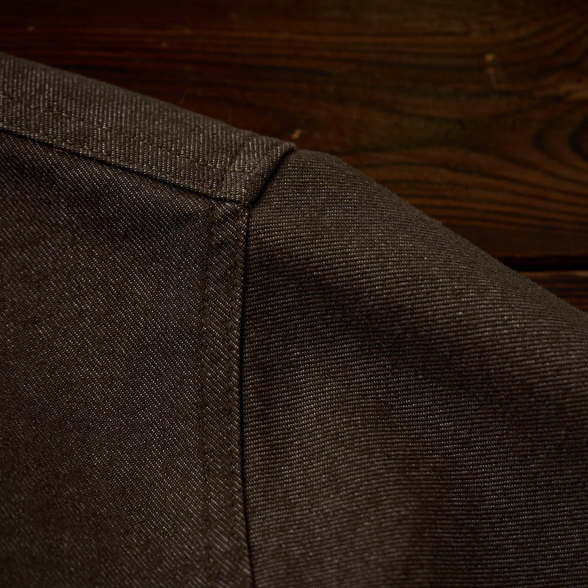 「Karaku」ロゴ刺繡入り 裏ペイズリー柄デニム長袖シャツ - Image 11
