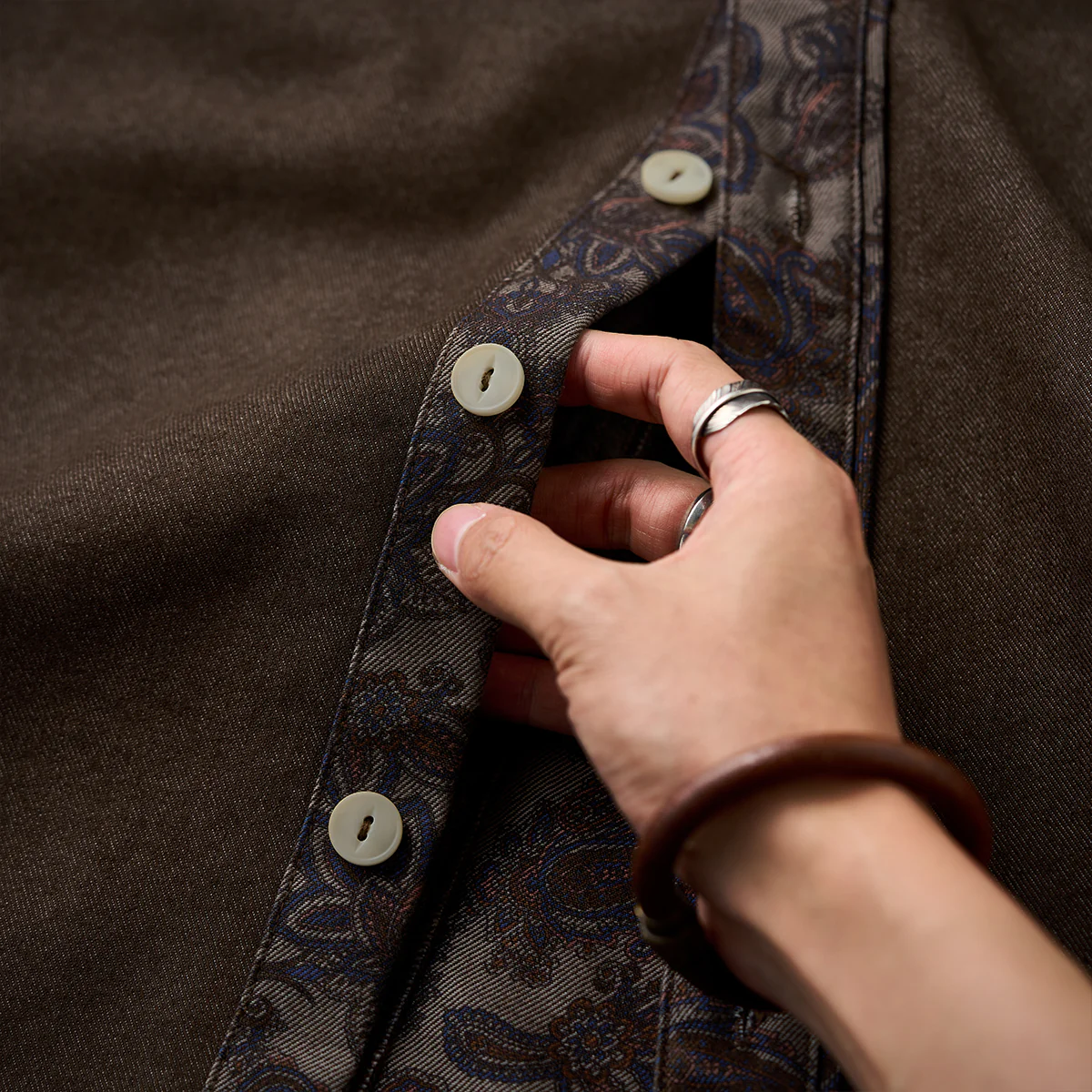 「Karaku」ロゴ刺繡入り 裏ペイズリー柄デニム長袖シャツ - Image 12