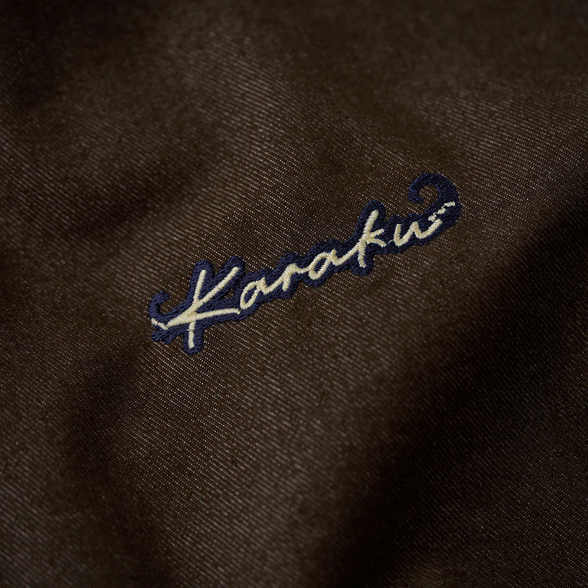 「Karaku」ロゴ刺繡入り 裏ペイズリー柄デニム長袖シャツ - Image 13