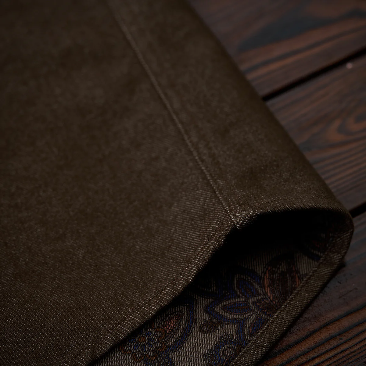 「Karaku」ロゴ刺繡入り 裏ペイズリー柄デニム長袖シャツ - Image 15