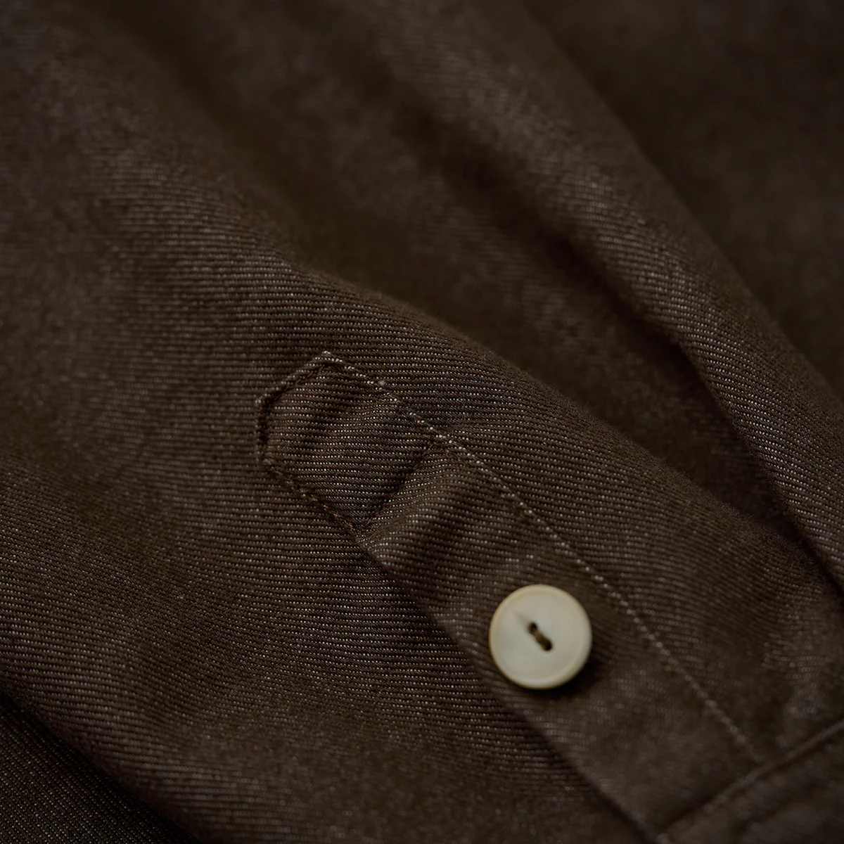 「Karaku」ロゴ刺繡入り 裏ペイズリー柄デニム長袖シャツ - Image 17