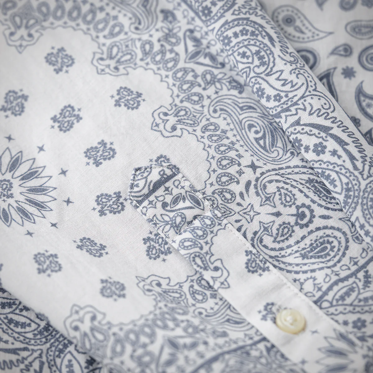 「Karaku」刺繍入り 赤ヒモ付きペイズリーバンダナ柄長袖シャツ - Image 13