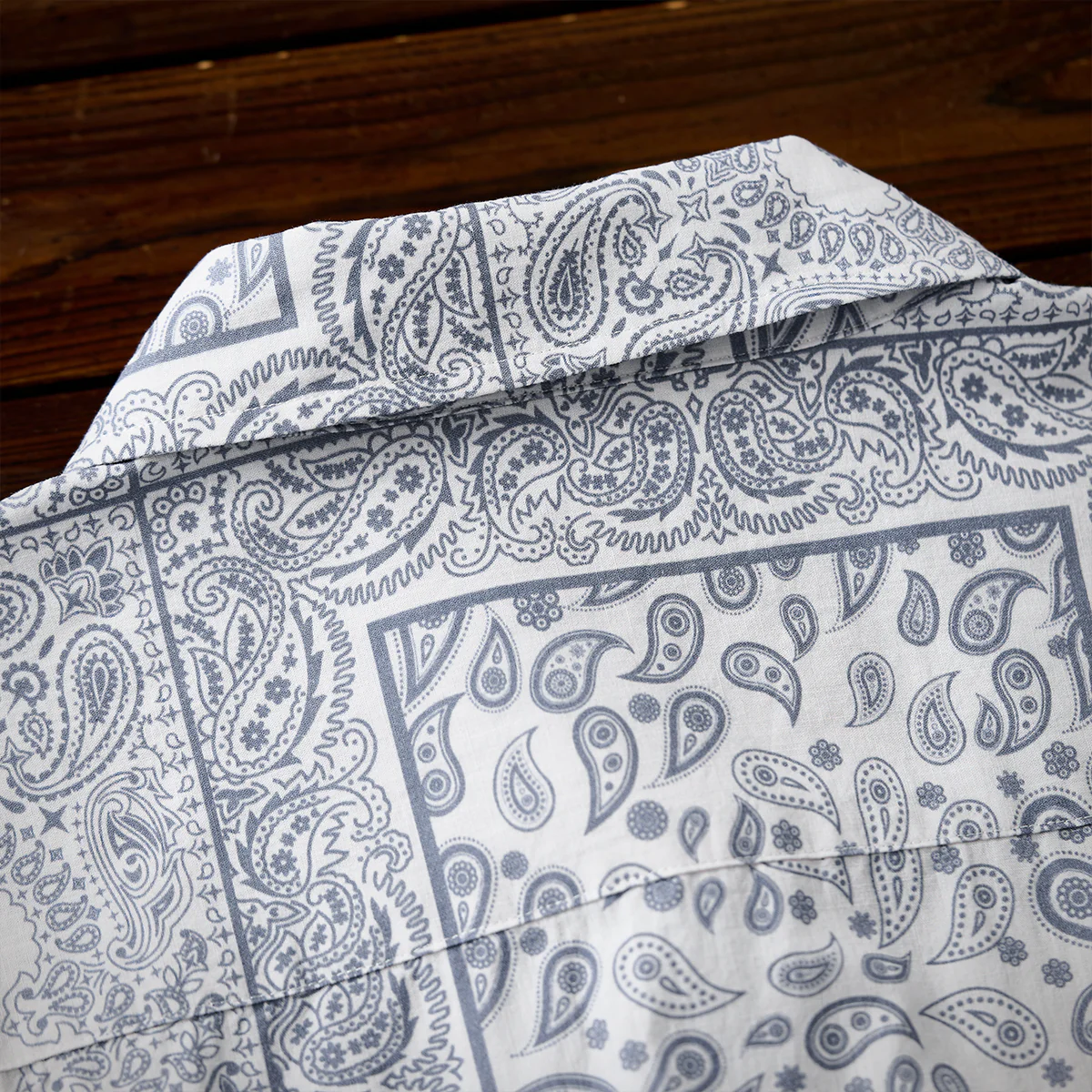 「Karaku」刺繍入り 赤ヒモ付きペイズリーバンダナ柄長袖シャツ - Image 14