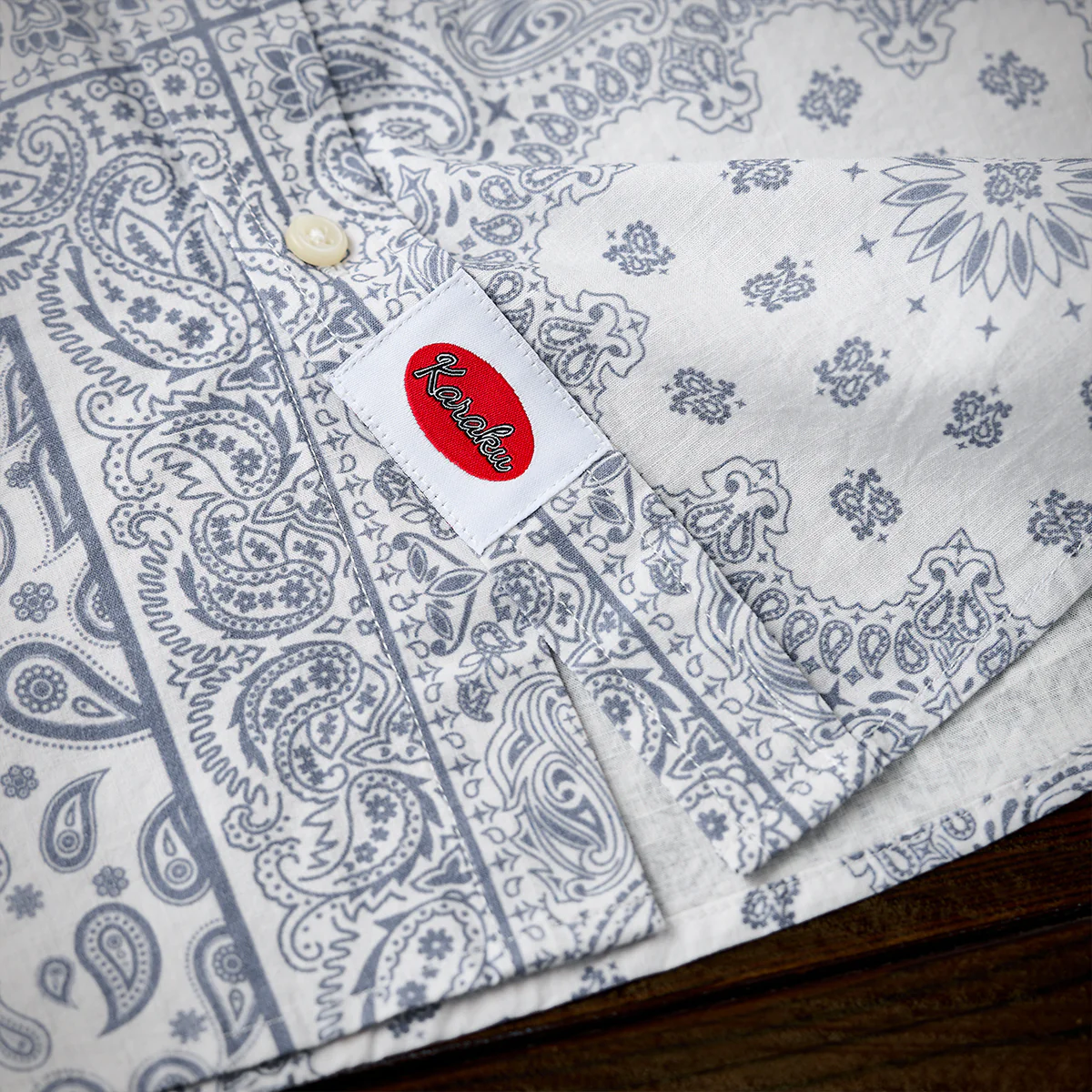 「Karaku」刺繍入り 赤ヒモ付きペイズリーバンダナ柄長袖シャツ - Image 15