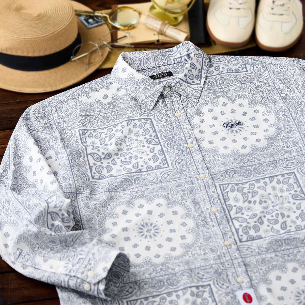 「Karaku」刺繍入り 赤ヒモ付きペイズリーバンダナ柄長袖シャツ - Image 4