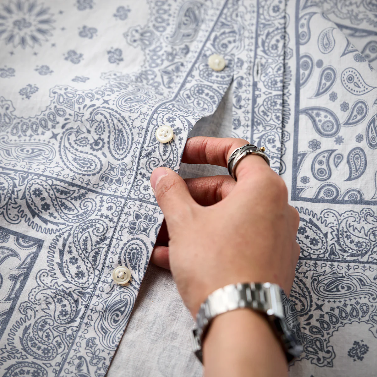 「Karaku」刺繍入り 赤ヒモ付きペイズリーバンダナ柄長袖シャツ - Image 9