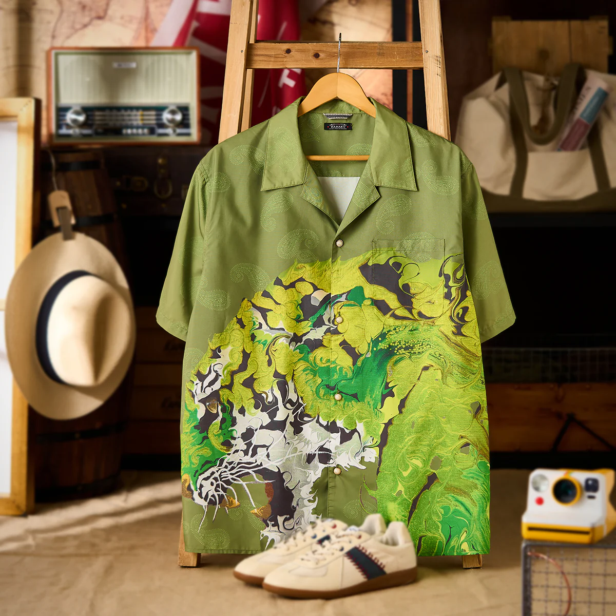 KARAKU×田中ラオウ「Green drift」 ホワイトアゲート調ボタン付きアロハシャツ - Image 3