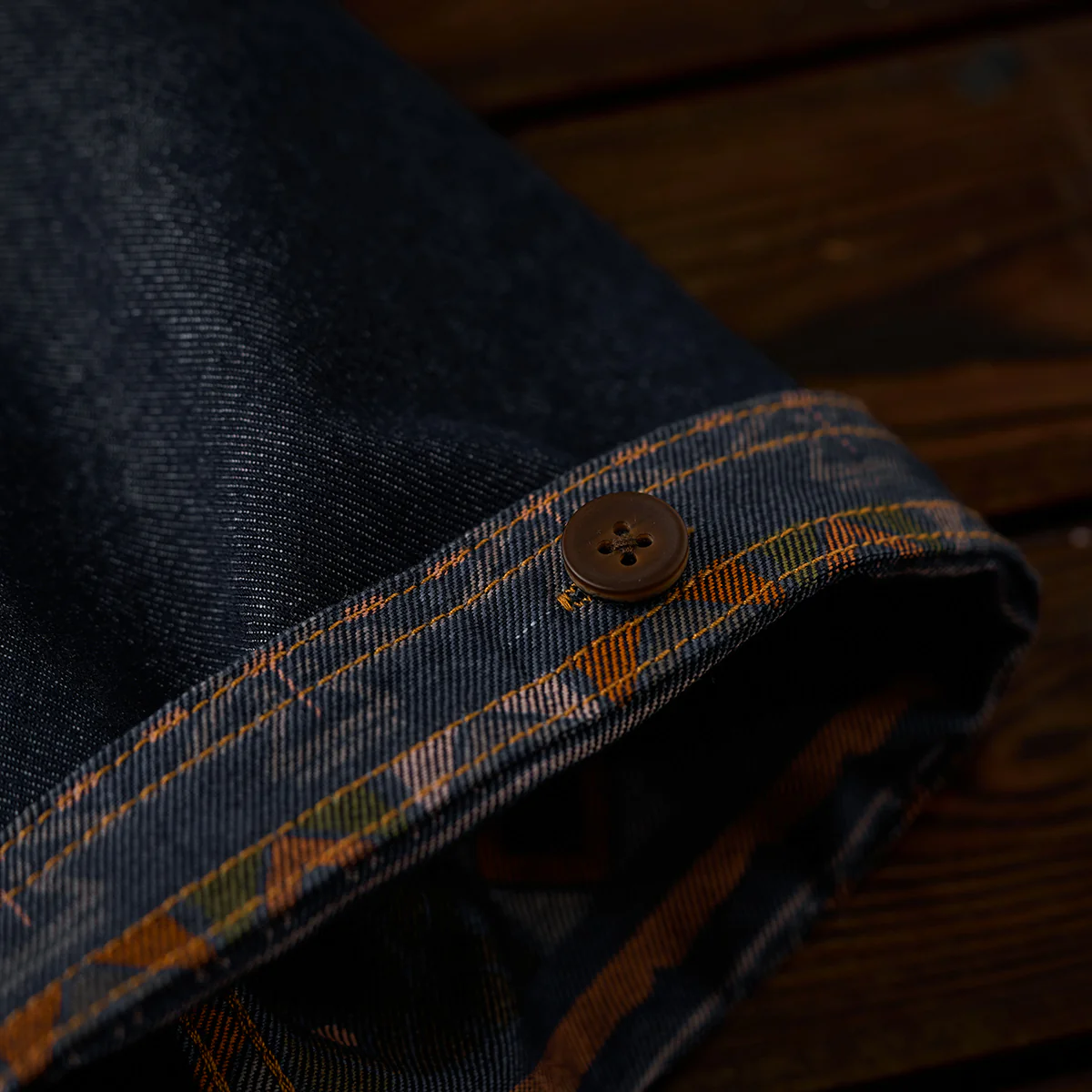 「KaraKu」ロゴ刺繡 紅白ヒモ付き裏エスニック調柄デニムシャツ - Image 12