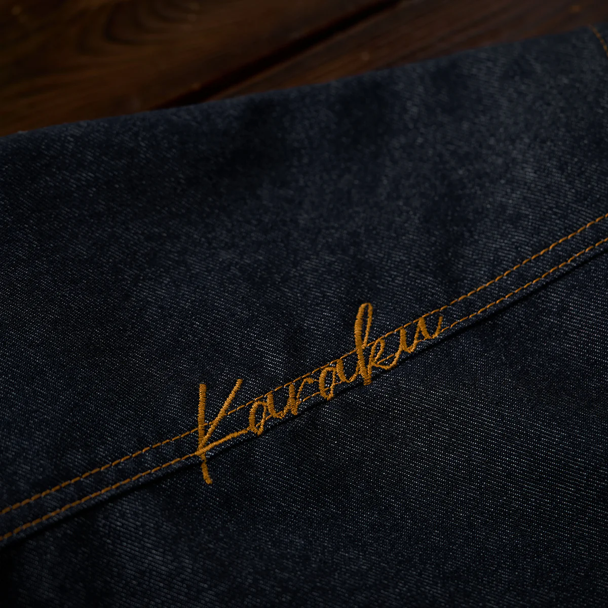 「KaraKu」ロゴ刺繡 紅白ヒモ付き裏エスニック調柄デニムシャツ - Image 16
