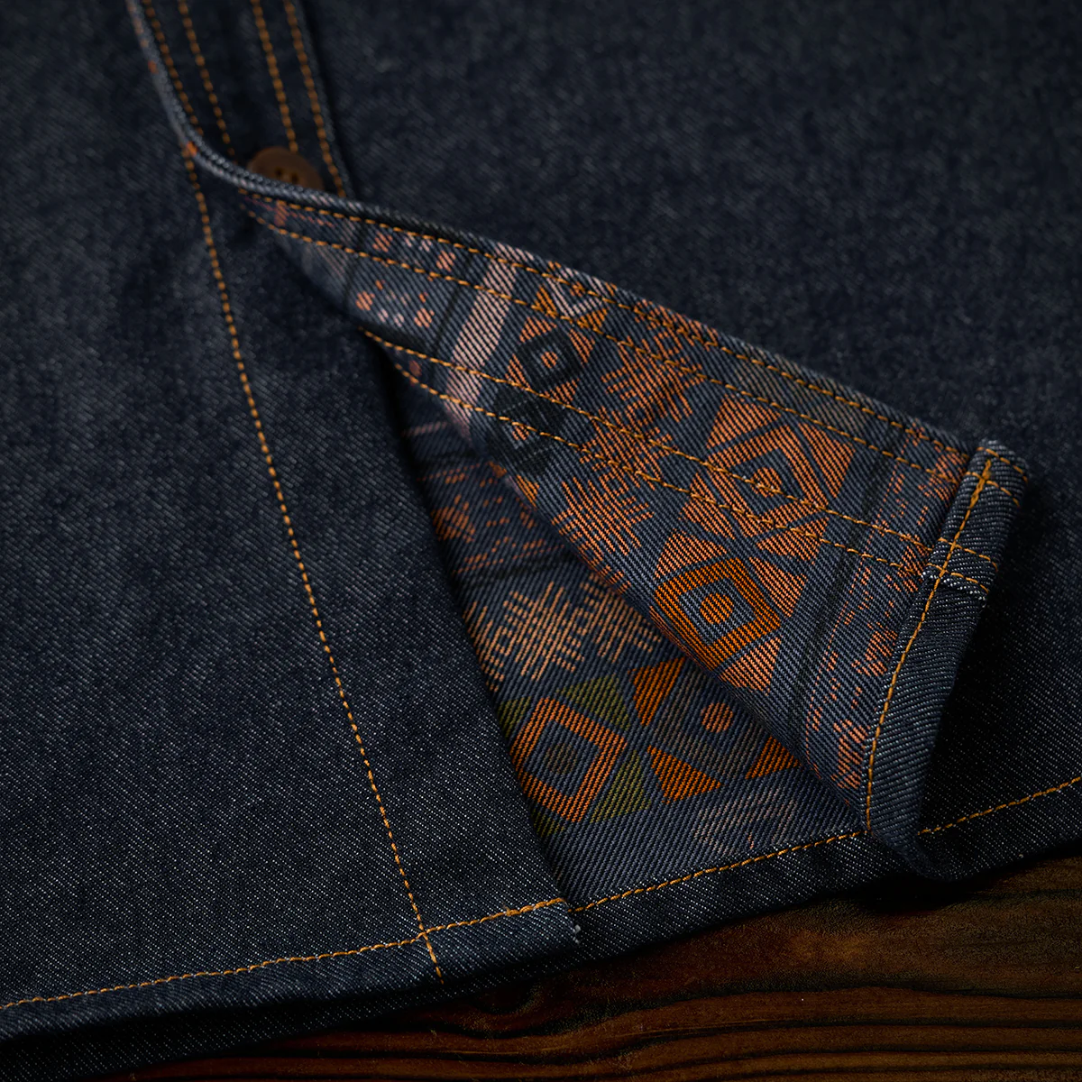 「KaraKu」ロゴ刺繡 紅白ヒモ付き裏エスニック調柄デニムシャツ - Image 17