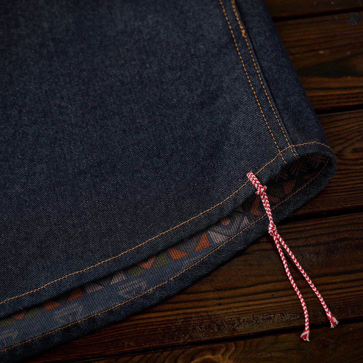 「KaraKu」ロゴ刺繡 紅白ヒモ付き裏エスニック調柄デニムシャツ - Image 18