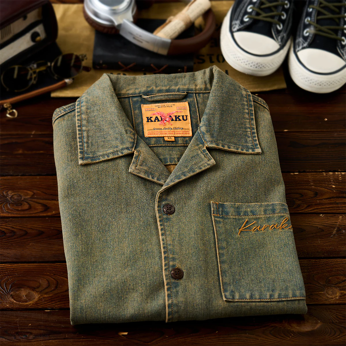 【予約】「Karaku」刺繍入り　赤ヒモ付きウォッシュド加工デニムオープンカラーシャツ - Image 5
