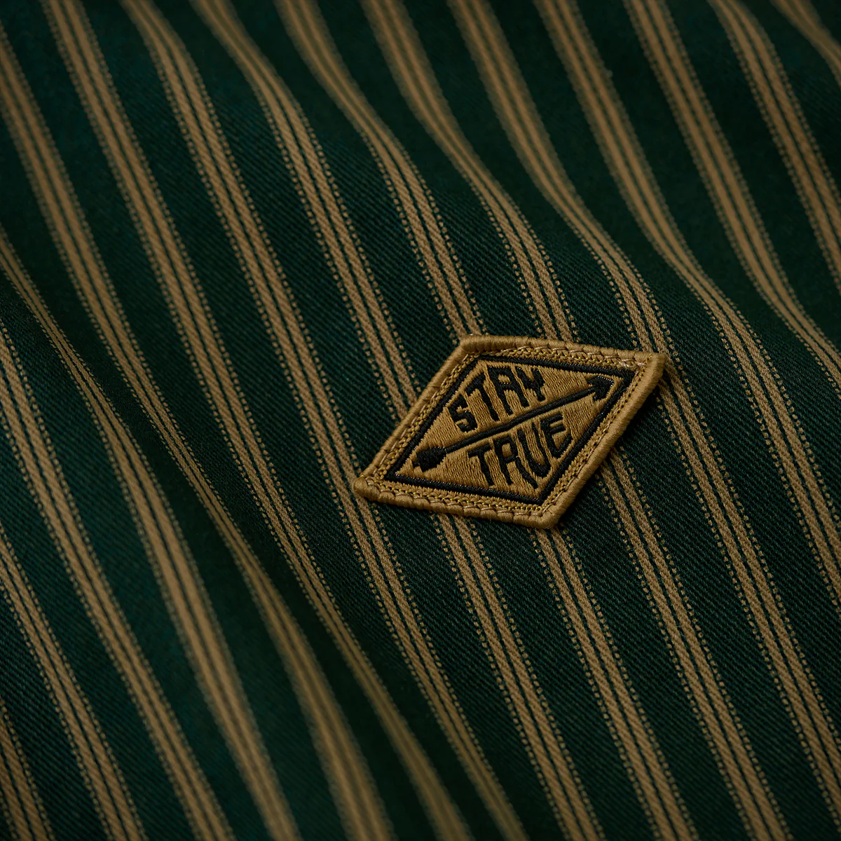 「STAY TRUE」刺繍ワッペン レトロストライプ柄スタンドカラーシャツ - Image 9