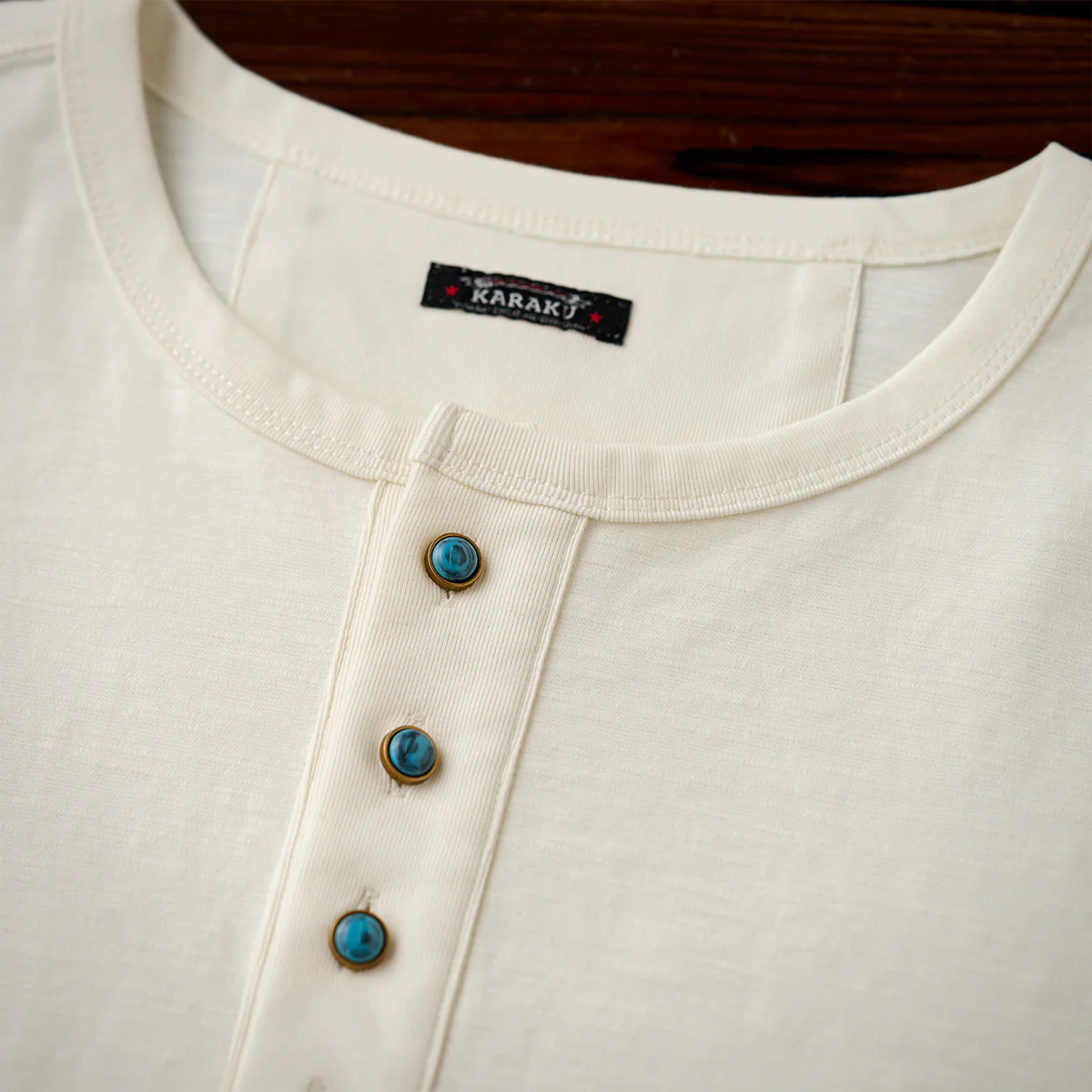 ターコイズ風5ボタン付き　ヘンリーネック長袖Tシャツ - Image 10