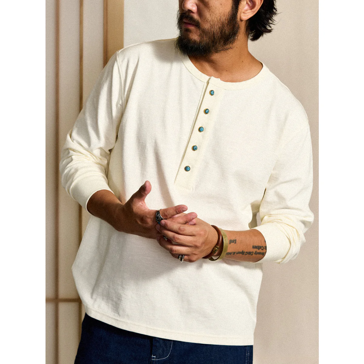 ターコイズ風5ボタン付き　ヘンリーネック長袖Tシャツ - Image 6